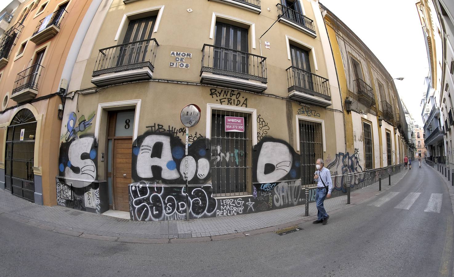 Vía libre para el grafiti en Sevilla: ni la Policía Local los persigue ni Lipasam los borra